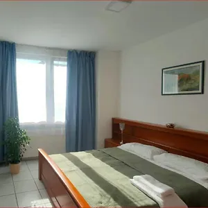 Compact, Wel Enaf For 3 The Flat In Appartement